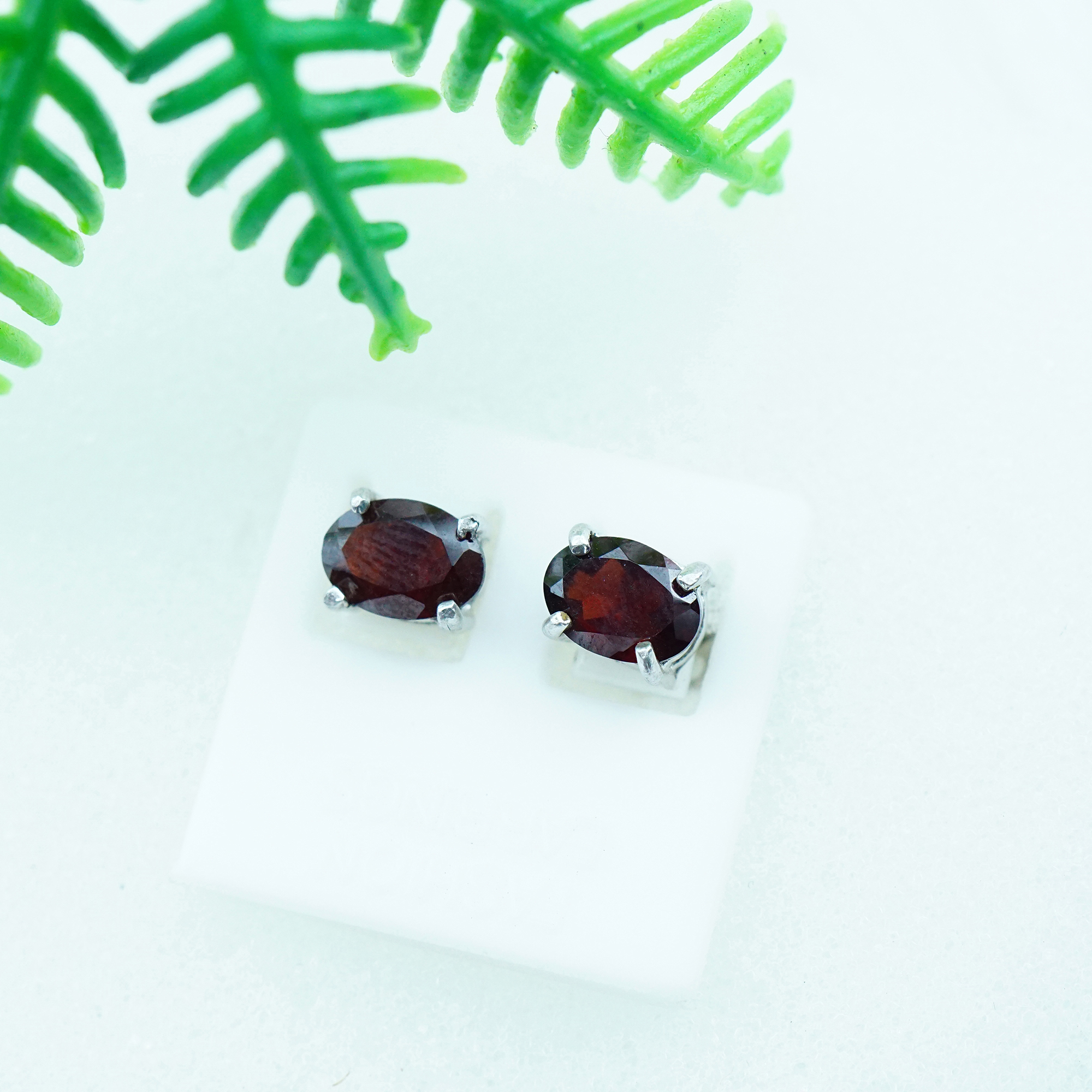 Bông tai đá Garnet thiên nhiên oval 6.8*5mm đỏ chuôi bạc