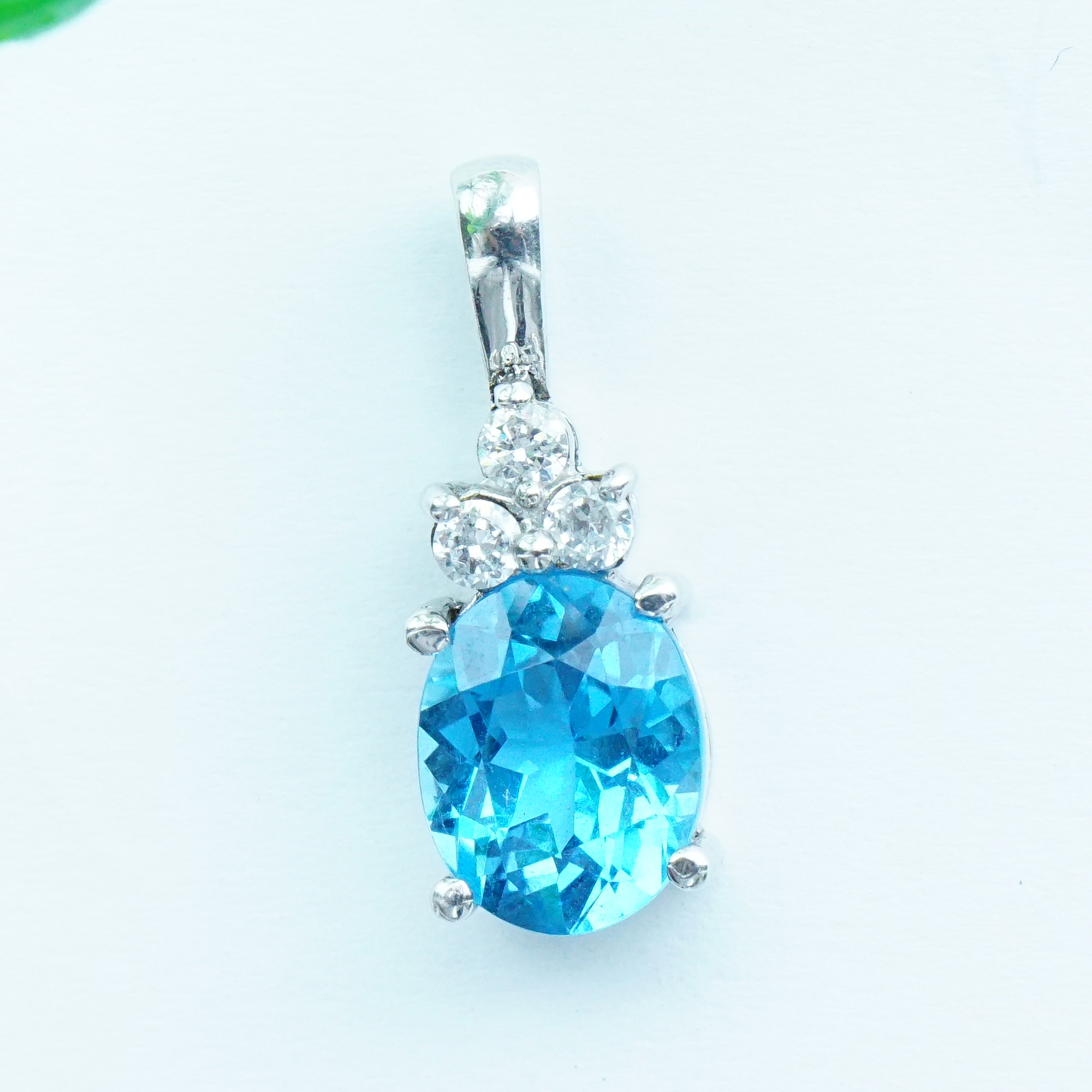 Mặt dây chuyền đá Topaz xanh khoen bạc kiểu xoắn MDC7